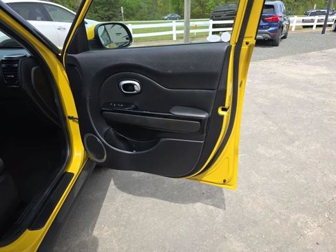 Used 2015 Kia Soul ! FWD image 38