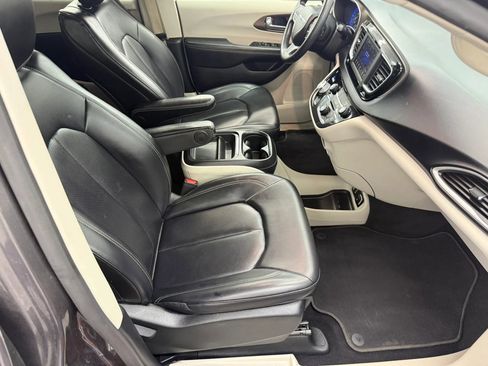 Used 2020 Chrysler Voyager Lxi FWD image 14