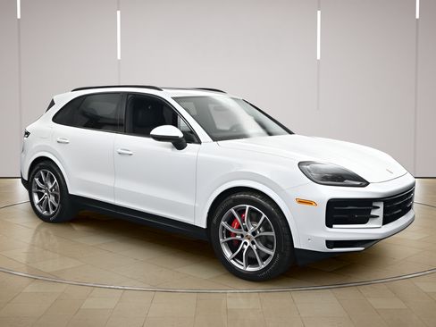 Certified 2025 Porsche Cayenne S AWD/4WD image 26