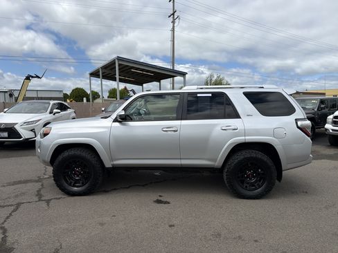 Used 2016 Toyota 4Runner SR5 AWD/4WD image 2
