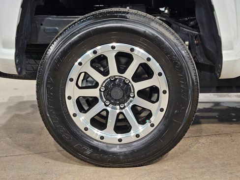 Certified 2025 Toyota Tacoma SR5 AWD/4WD image 17