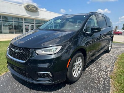 Used 2022 Chrysler Pacifica Touring-L FWD image 4