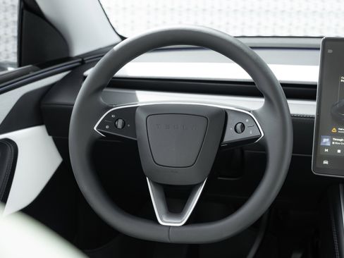 Used 2026 Tesla Model Y Long Range AWD/4WD image 9