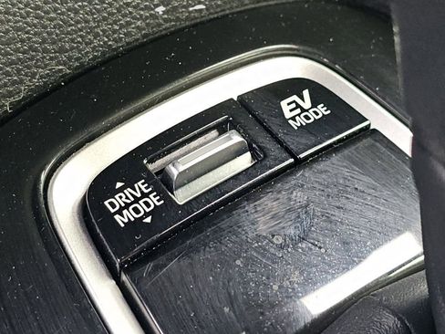 Used 2023 Toyota Corolla SE w/ SE Package image 10