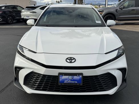 Used 2025 Toyota Camry SE image 3