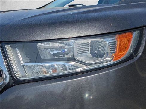 Used 2018 Ford Edge SE image 2