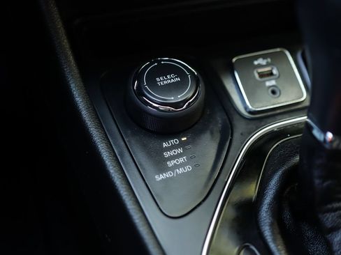 Used 2020 Jeep Cherokee Limited AWD/4WD image 21