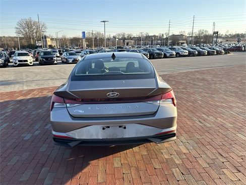 Used 2021 Hyundai Elantra SEL image 13