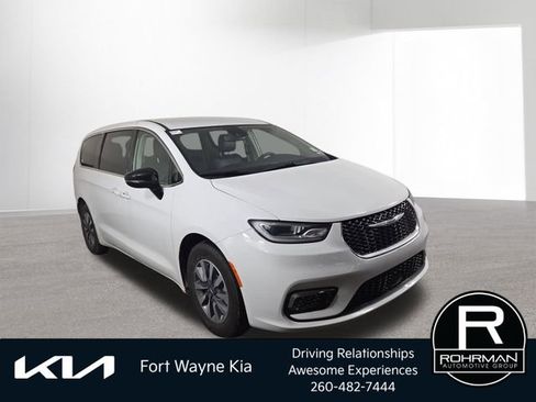 Used 2024 Chrysler Pacifica Limited FWD image 4