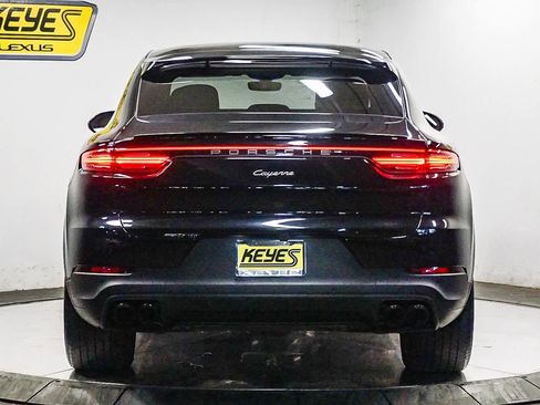 Used 2022 Porsche Cayenne Platinum Edition image 3