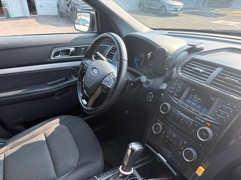 Used 2017 Ford Explorer XLT AWD/4WD image 16