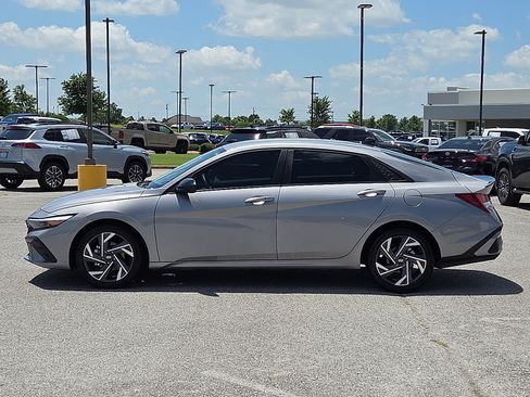 Used 2025 Hyundai Elantra Sport FWD image 3