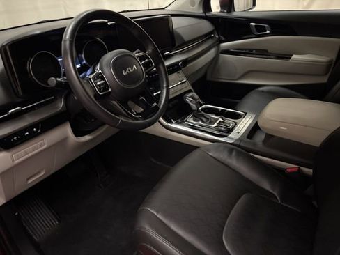 Used 2024 Kia Carnival EX FWD image 12