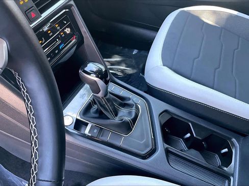 Used 2025 Volkswagen Taos SE w/ Black Wheel Package image 17