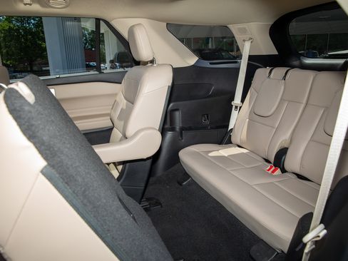 Used 2023 Ford Explorer Limited w/ Limited Technology Package RWD image 3