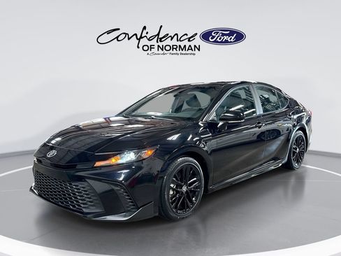 Used 2025 Toyota Camry SE FWD image 1
