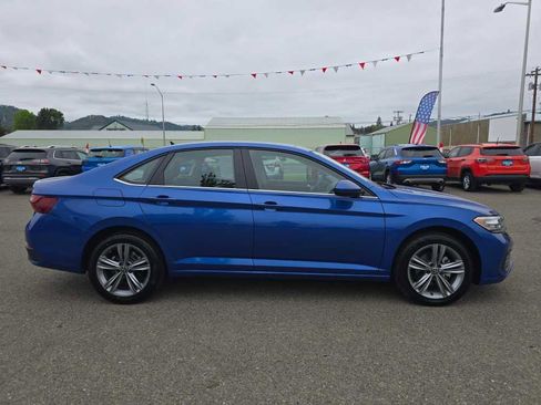 Used 2024 Volkswagen Jetta SE FWD image 6