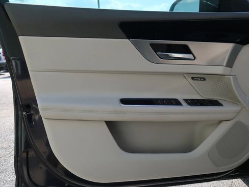 Used 2017 Jaguar XF Prestige image 47