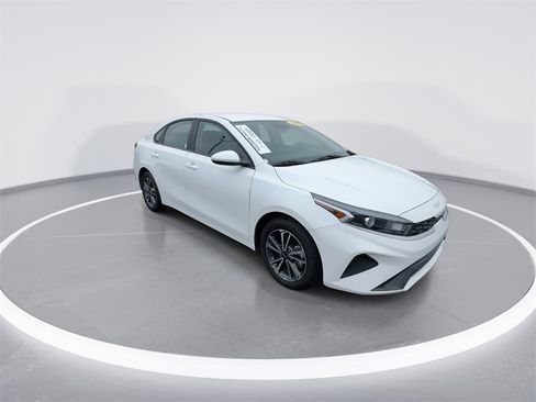 Used 2023 Kia Forte LXS image 2