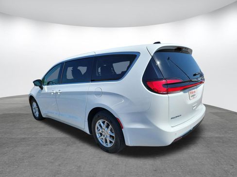Used 2024 Chrysler Pacifica Touring-L FWD image 7