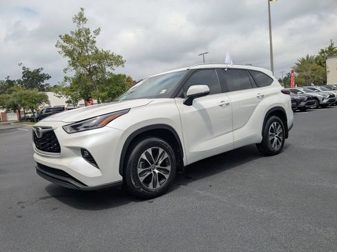 Used 2024 Toyota Highlander XLE FWD image 10
