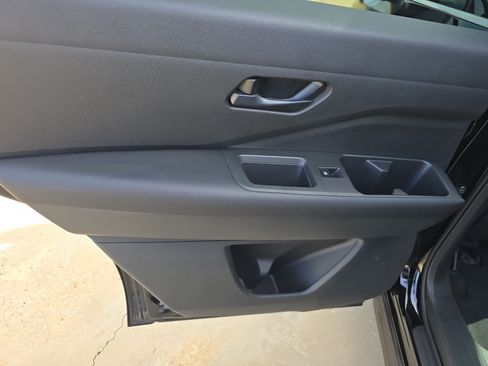 Used 2023 Nissan Pathfinder S FWD image 11