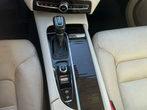 Used 2018 Volvo XC90 T6 Momentum w/ Convenience Package image 24