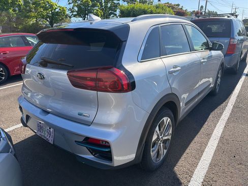 Used 2020 Kia Niro EX Premium w/ Cold Weather Package FWD image 3