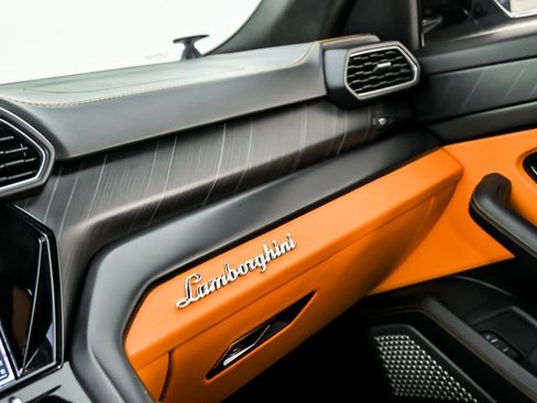 Used 2022 Lamborghini Urus AWD/4WD image 40
