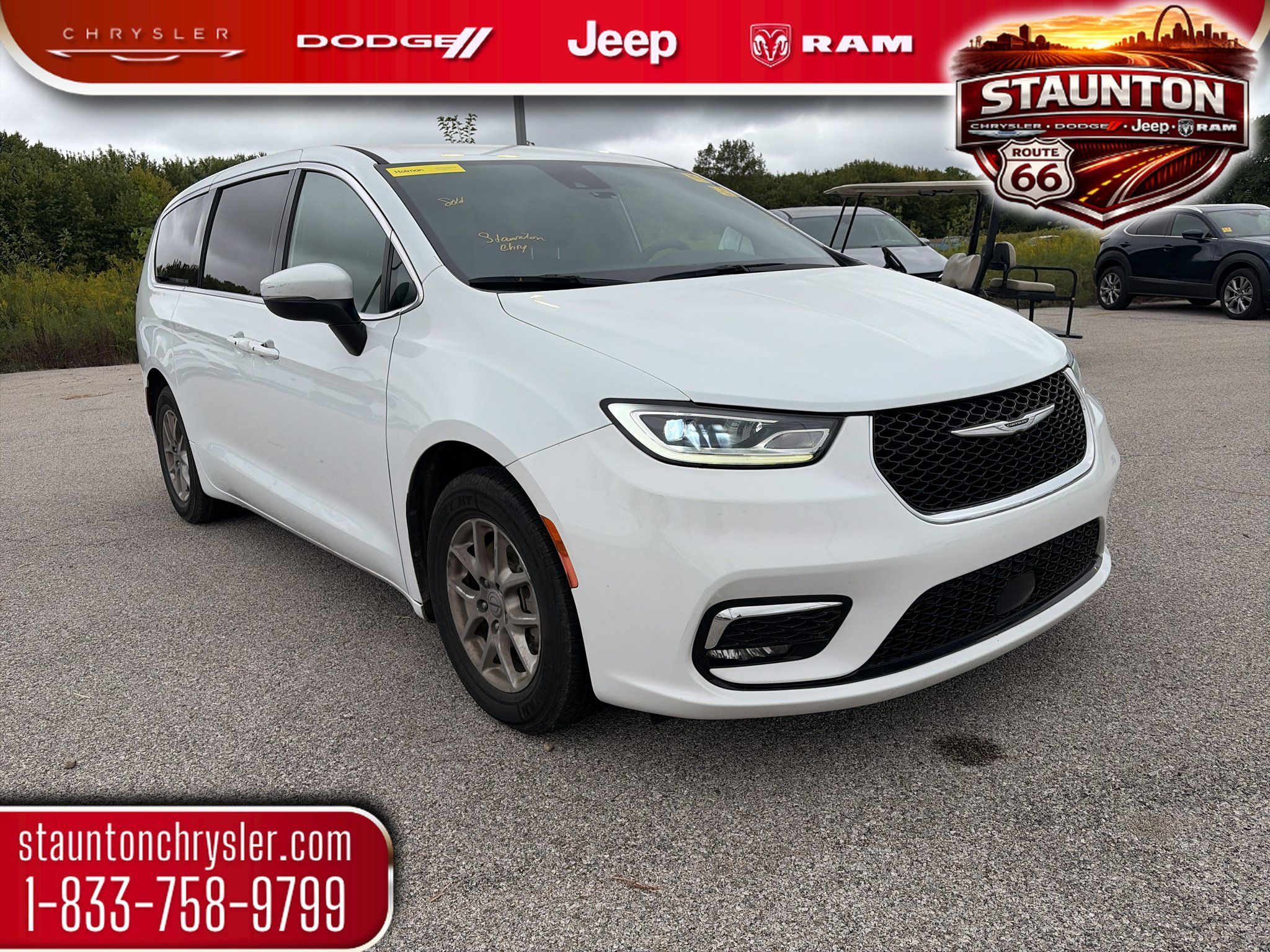 Used 2023 Chrysler Pacifica Touring FWD image 1