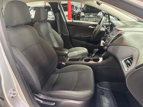 Used 2017 Chevrolet Cruze LT FWD image 37