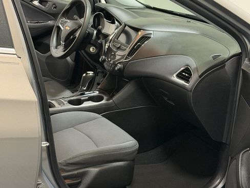 Used 2019 Chevrolet Cruze LT FWD image 11