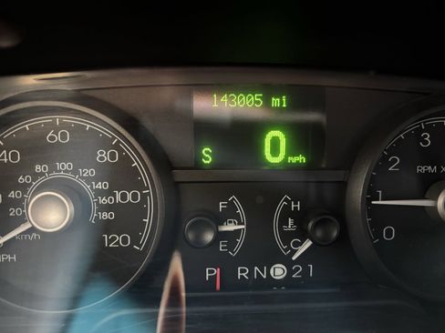 Used 2009 Lincoln Town Car Signature Limited image 14