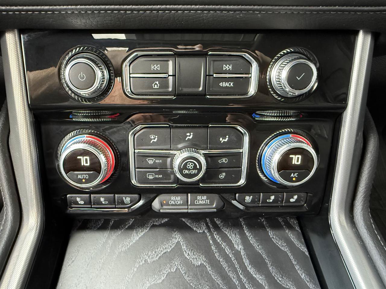 Used 2024 GMC Yukon Denali w/ Advanced Technology Package AWD/4WD image 24