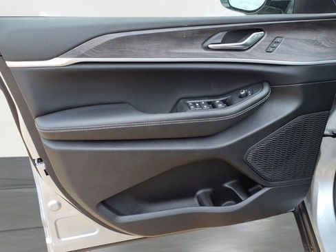 New 2025 Jeep Grand Cherokee Limited image 12