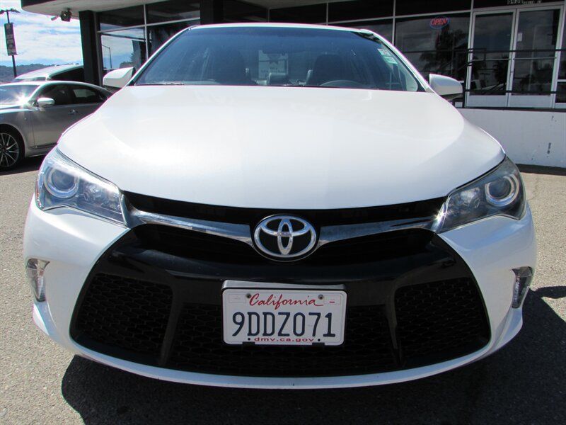Used 2015 Toyota Camry SE w/ Moonroof Package FWD image 2