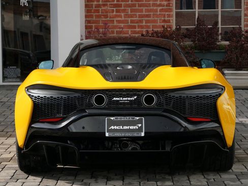 Used 2023 McLaren Artura RWD image 5