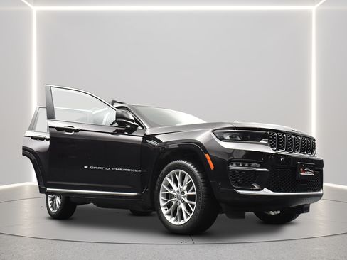 Used 2022 Jeep Grand Cherokee Summit w/ Advanced Protech Group IV AWD/4WD image 18