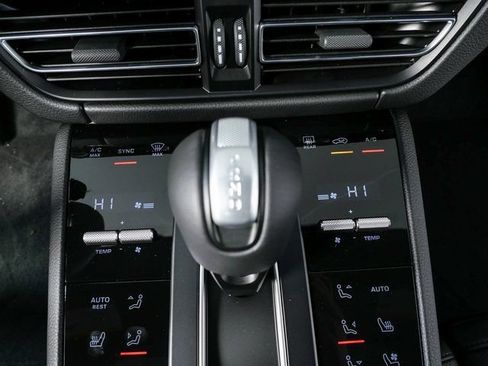 Certified 2026 Porsche Macan AWD/4WD image 13