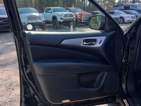 Used 2019 Nissan Pathfinder SL image 3