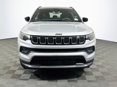 Used 2025 Jeep Compass Latitude w/ Convenience Group AWD/4WD image 3