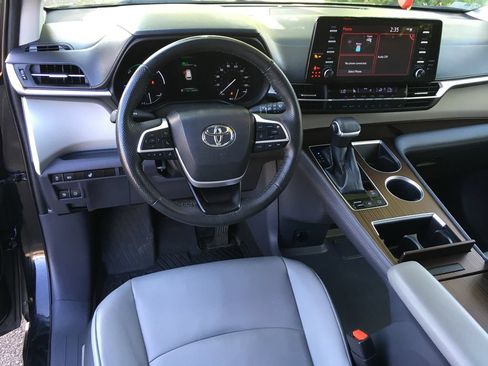 Used 2022 Toyota Sienna XLE FWD image 23