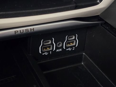 Used 2022 Chrysler Pacifica Limited w/ Uconnect Theater Family Group FWD image 29