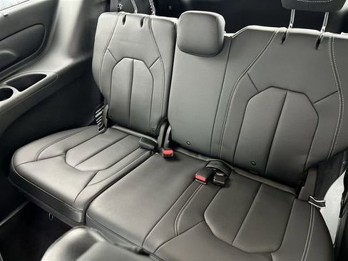 Used 2020 Chrysler Pacifica Touring-L image 27