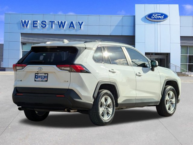 Used 2021 Toyota RAV4 XLE FWD image 3