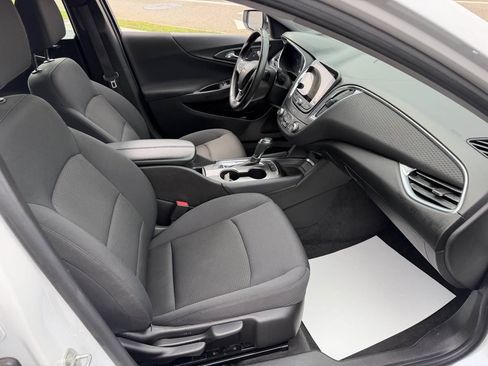 Used 2017 Chevrolet Malibu LT FWD image 18