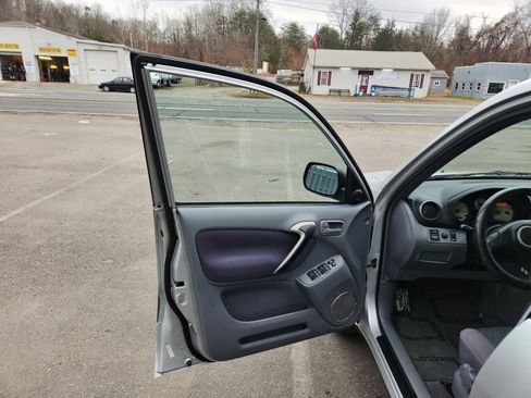 Used 2001 Toyota RAV4 4WD image 21