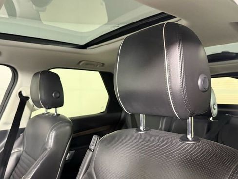 Certified 2017 Land Rover Discovery HSE image 14