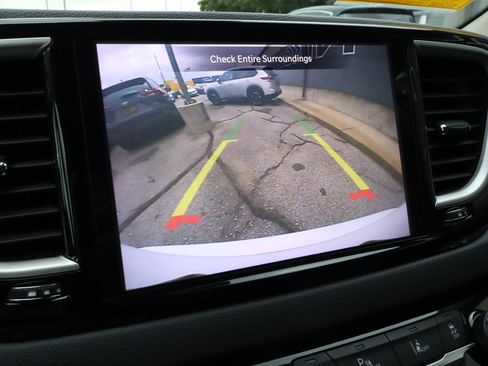 Used 2023 Chrysler Pacifica Touring-L FWD image 12