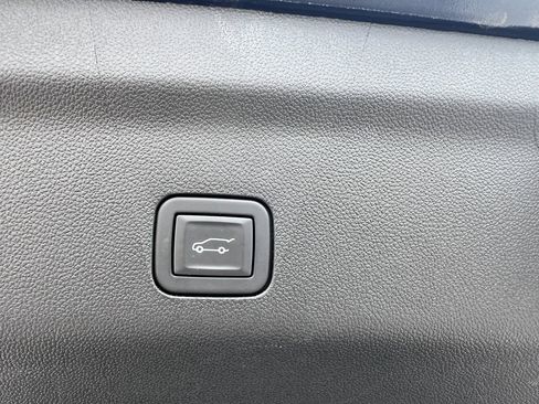 Used 2024 GMC Yukon SLT w/ SLT Luxury Package image 9